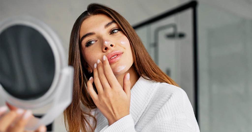 Devojka nanosi kremu na lice - kojim redosledom se pravilno nanose proizvodi za negu kože?